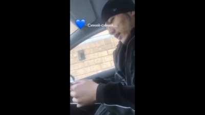 Будущий водитель такси или общественного транспорта сдаёт экзамен в Санкт-Петербурге. Скоро на дорогах нашей многонациональной страны!