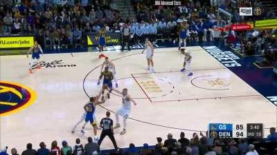 [Highlight] Nikola Jokic shows Steph Curry that he's going to kick the ball if he throws a pocket pass. Steph goes high and instead Jokic steals the ball.