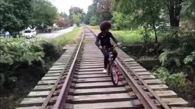 [r/ohdamn] WCGW cycling on the tracks