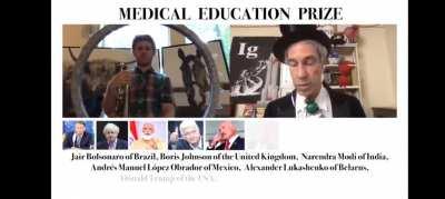 Por si no lo vieron... Aquí está el momento en que López Obrador recibe el premio Ig Nobel en la categoría de 