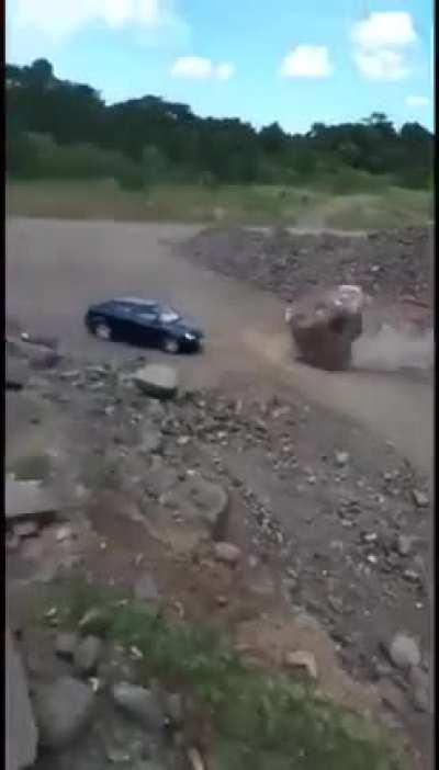 Ainda bem que buzinou, né...