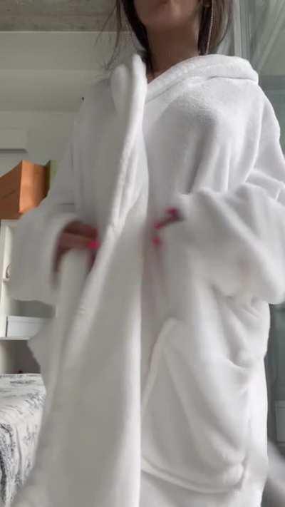 4’11, 100lbs. Built for cum.