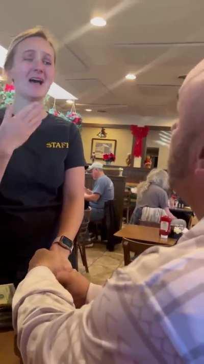 Man tips $1300 to a pregnant waitress for Christmas.