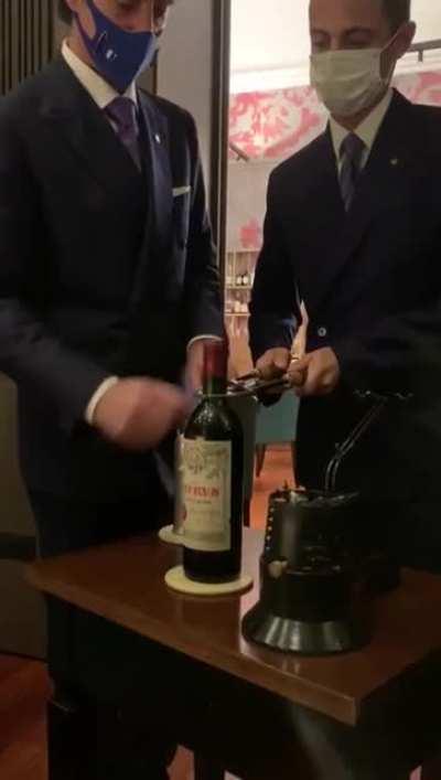 Если Вас мучил вопрос, а как собственно открыть бутылку вина Шато Петрюс стоимостью 7000 $, теперь Вы знаете...