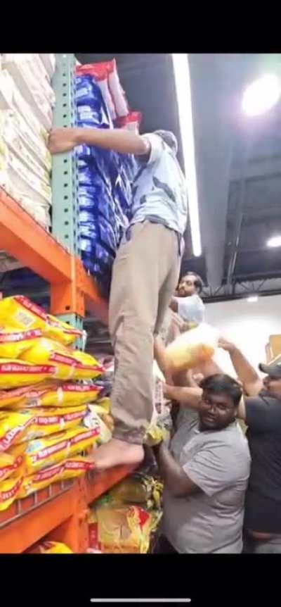 Fighting for rice bags in USA