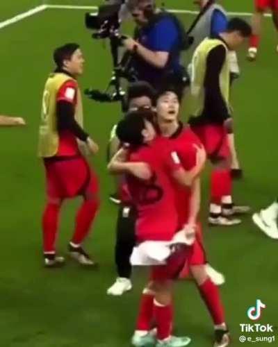 Korean players after the last match😨😨😨😨