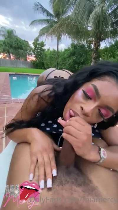 HEAD POOLSIDE ð