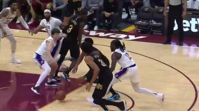 [Highlight] Reaves gives Donovan Mitchell the open lane for the thunderous slam