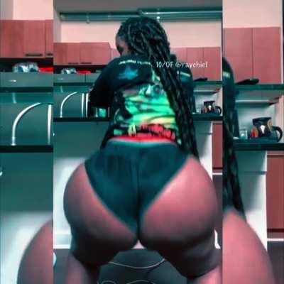 Her cheeks need CLAPPING😋🍑