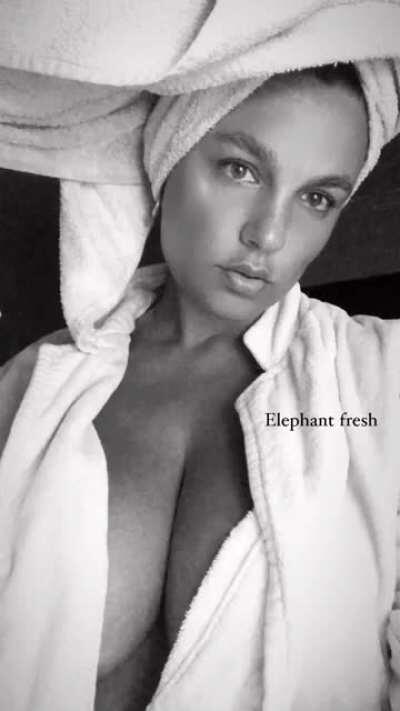 I like her b/w photos. She looks so sexy!