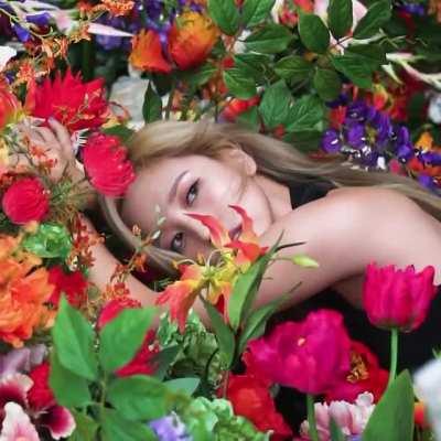 201023 - Mina is the prettiest flower