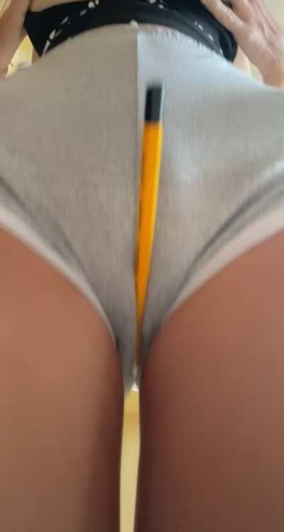 I just wanted to show my cameltoe with this pencil ;)
