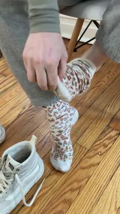 Sweaty socks and stinky feet 🧦👣