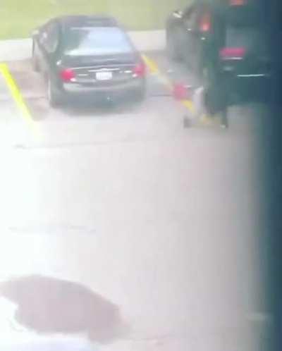 Women tried burning boyfriends car but instead got yeeted and almost deleted..