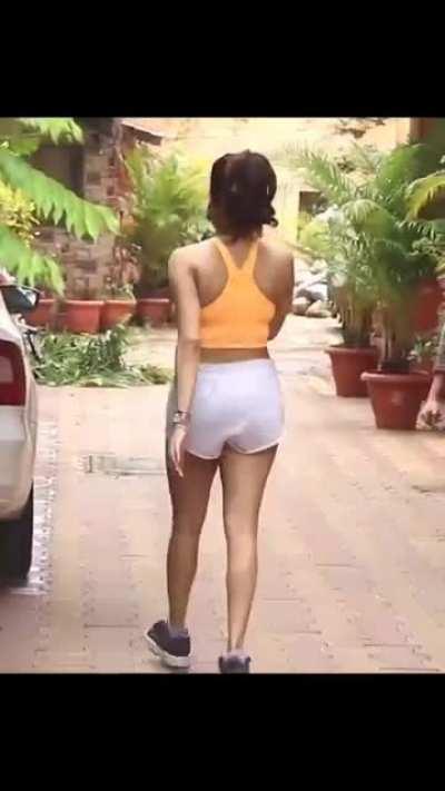 Paparazzi never leave janhvi Kapoor alone