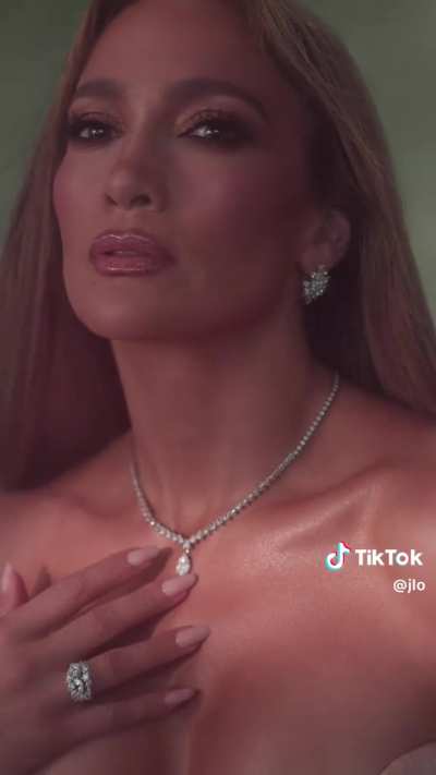 JLo looking incredible!