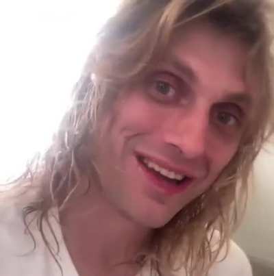 Streamer chillin’ off the meth…