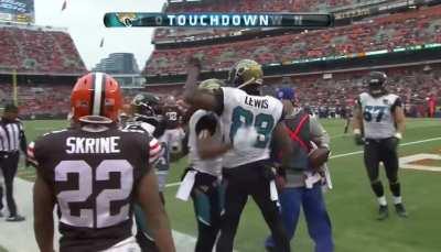 Maurice Jones-Drew throws a pass for a touchdown in 2013