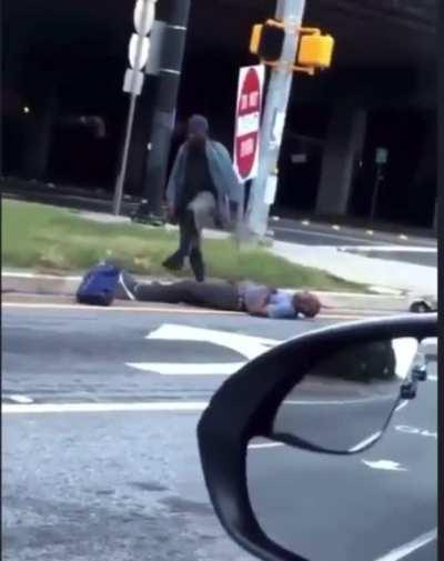 Crazy KO in the middle of traffic!!