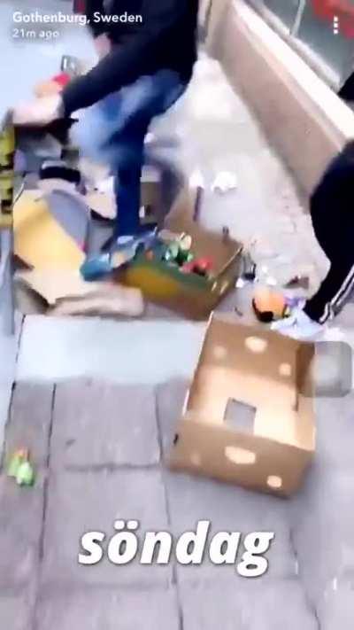 In the Emirate of Sweden , pro jogger lives matter protesters honor the memory of Big Floyd by looting a family possessions from a moving truck 🤣🤣🤣🤣🤣