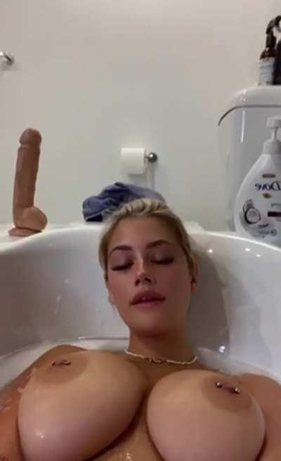 Stunning blonde showing us her preferred size 😍