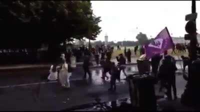 Je poste cette vidéo même si elle a déjà été discutée sur un autre fil. Je fais partie en effet de ceux qui on réagi un peu trop vite à la vidéo montrant les policiers attaquant la soignante, qui s'apparente maintenant au vue de l'absence des évènements a