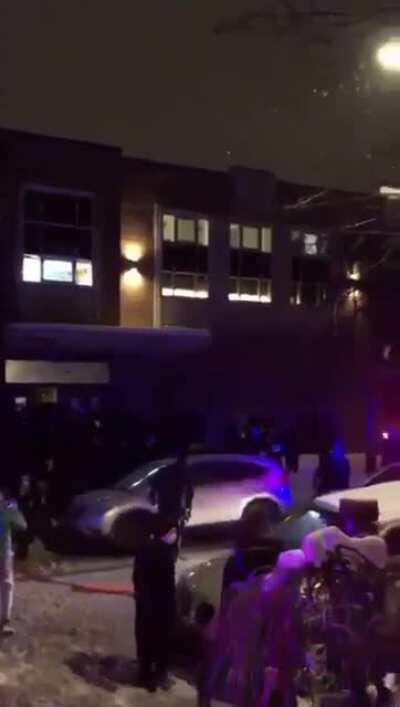 Plus de 200 personnes de la communauté juive hassidique tenant des prières à Montréal. ( et s'échappent sans tickets)