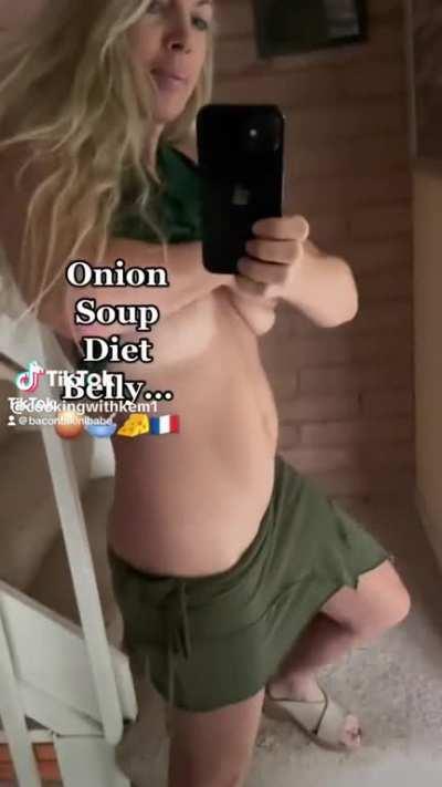 She loves showing that underboob 😈