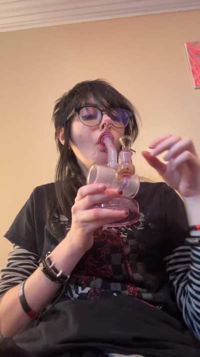 who likes boy tits and bong rips? show of hands pls ✋