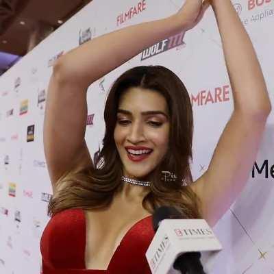 How cute she is, puts the need of the fans first 😋🤌🏻
