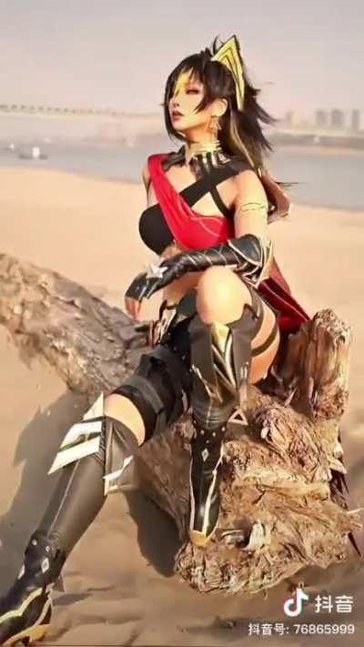 Found a nice cosplay of our queen