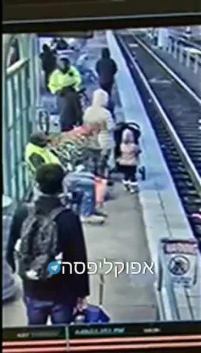 Homeless woman pushes 3-yo girl down the train tracks in Portland