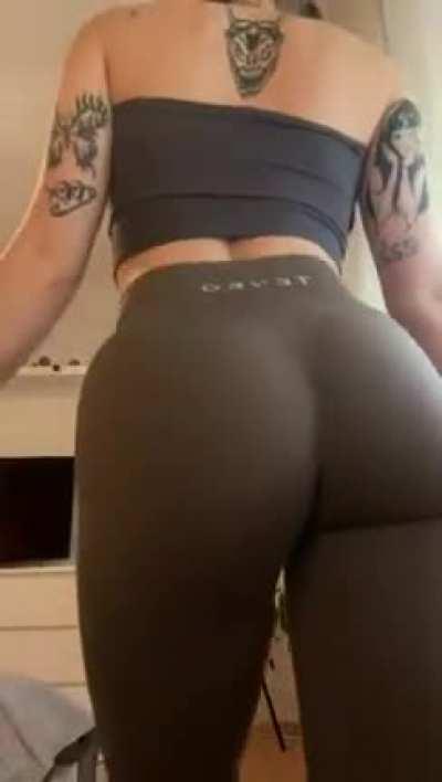 i hope i can put a smile on your face with this pic of my ass