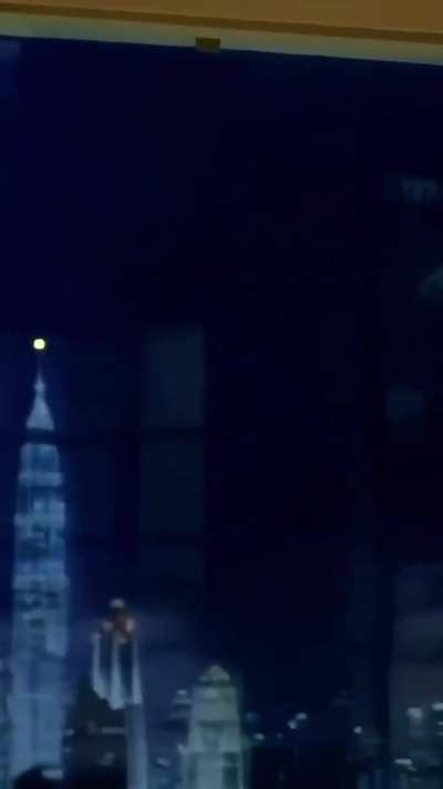 This song and her expressions. The way she moves aaahh kareena Kapoor