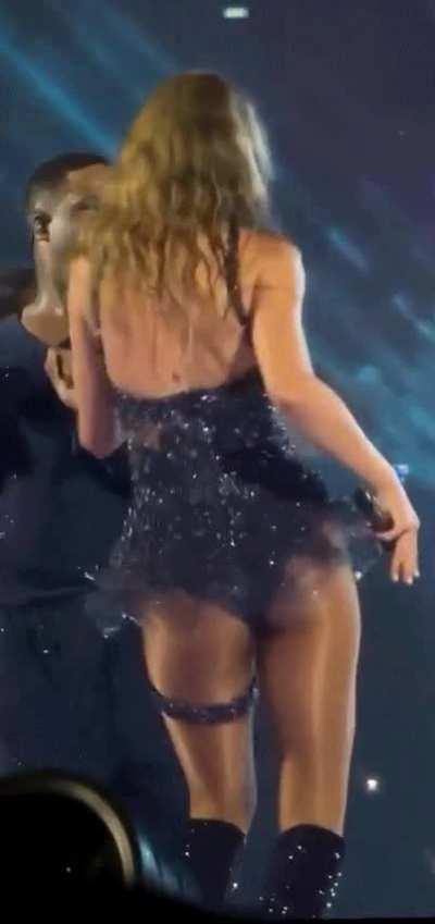 I’ve never wanted to fuck someone as bad as I do Goddess Taylor. Her ass, thighs, toned arms, sexy back, and long golden hair make me her slave. This woman should be worshipped daily and I want to fuck her so bad