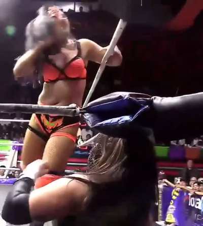 After winning a chest(yes a 🧰)for the opportunity for a championship match, Lady Maravilla cashed in that same chest in between an on going championship match of Keyra and Sagittarius that took place the same night. And becomes new IWRG intercontinental c