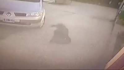 En Córdoba, es costumbre ponerse el casco despues de caerte de la moto