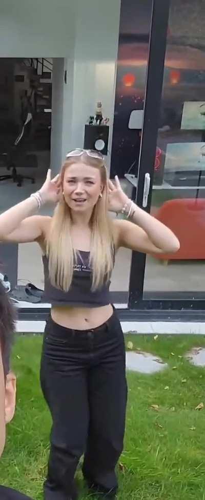 Julia Beautx schwingt die Hüften [Zoomed] [Upscaled] [60fps]