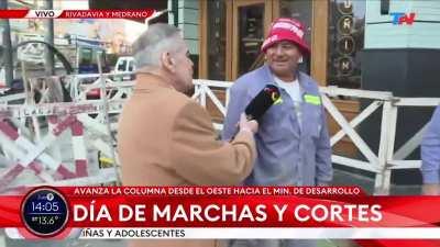 JAKSJAJSJAjsjsjjsk les ofrecia una pala a los piqueteros, que personaje del bien el albañil