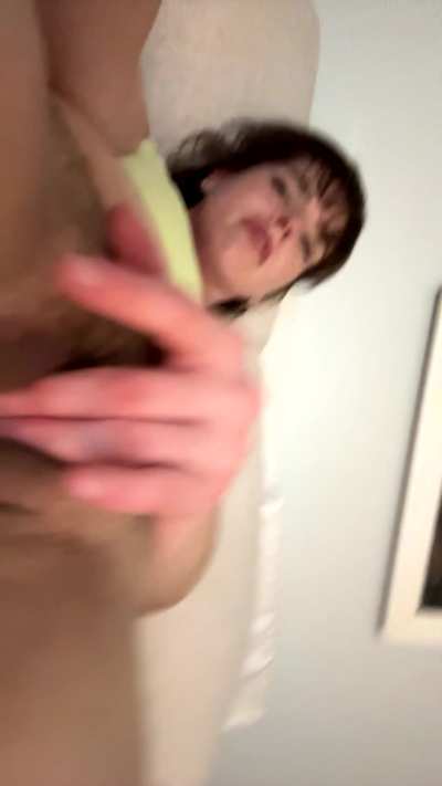 I look so pretty when I cum