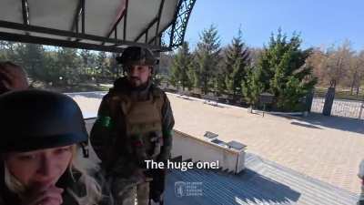 Kostiantynivka. Press officer of the 24th brigade Oleg Petrasyuk shot down a Russian FPV over the church while escorting of a journalist from the publication Het Nederlands Dagblad