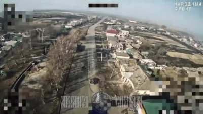 Russian fiber-optic FPV drone strikes a Ukrainian pickup truck near the grocery store 