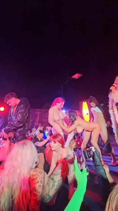 Hayley and Alina Lopez look so hot together. Great chemistry between them