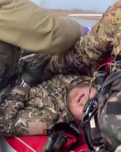 The Ukrainian army return from battle, despite some wounded soldiers sing them their anthem of Ukraine️