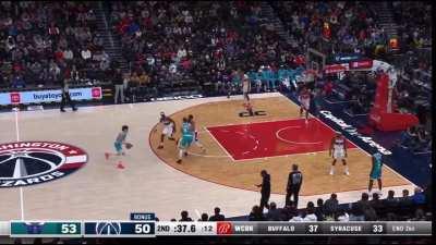 [Highlight] Lamelo Ball finishes the second quarter with a crossover into a dunk followed by back to back threes including a 30 foot bomb!