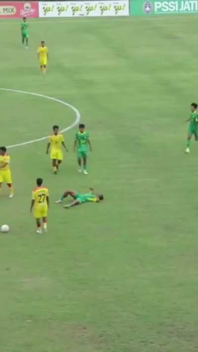 (Repost) brutální zákrok, po kterém následoval doživotní zákaz fotbalu