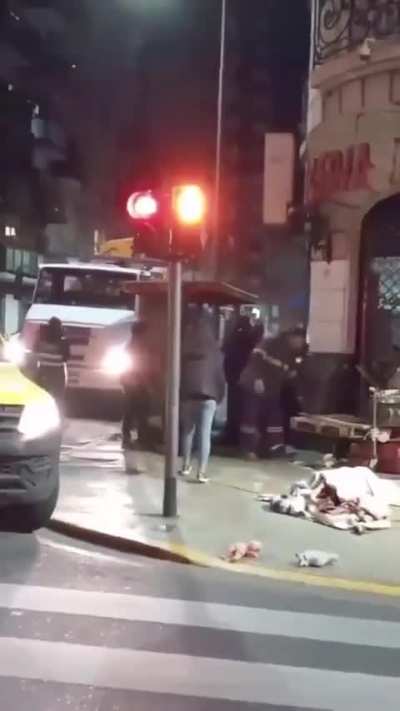 Enojo de la gente cuando Policía de la Ciudad le sacó los cartones a una recolectora que había estado juntándolos todo el día
