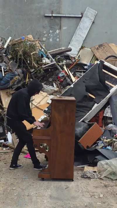 A bittersweet send-off for an unwanted piano
