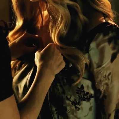 Amanda Seyfried seduced by Julianne Moore - Chloe (2009)