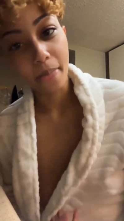 She always turns up on IG live🔥. HMU for more